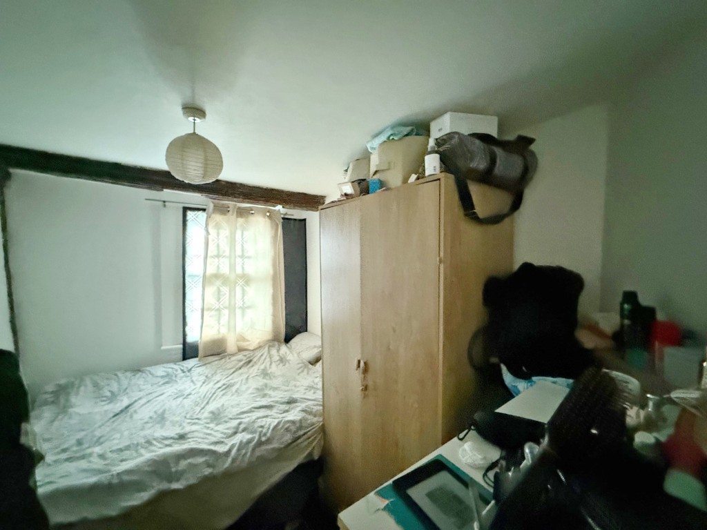 Lot: 134 - FREEHOLD RESIDENTIAL INVESTMENT PROPERTY ARRANGED AS FIVE FLATS - Upstairs flat with window and exposed beams